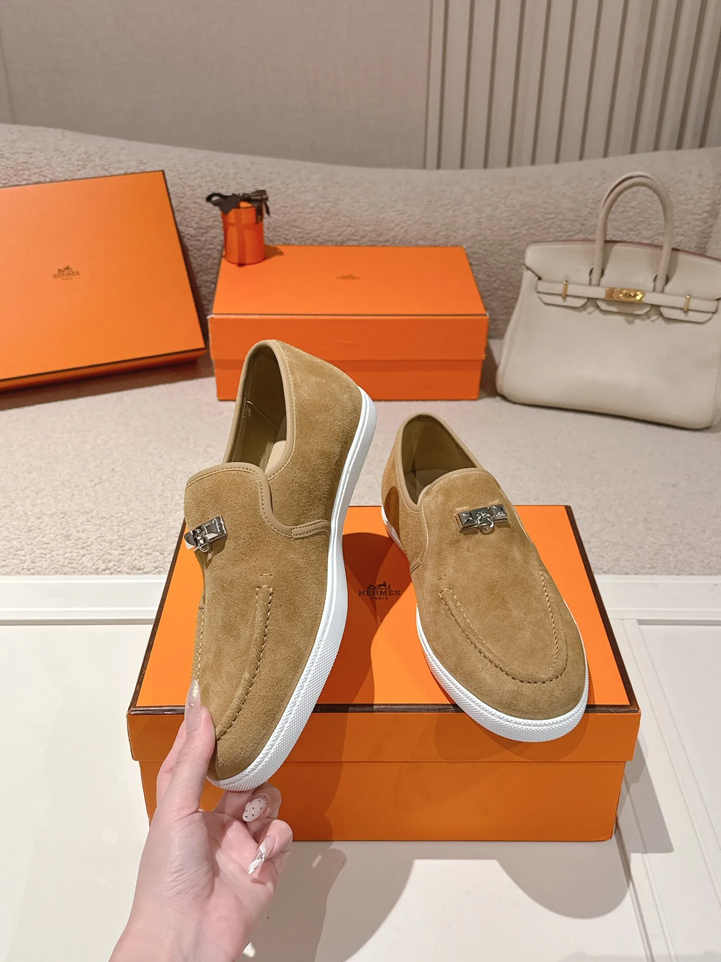 Men's Men's Shoes 600💰 Hermes# Couple Studded Loafers Calfskin and suede goatskin lace-up free sneakers with signature "H" detail. The design is simple and smooth, creating a fashionable urban look. It is comfortable and versatile. H family classics are not outdated, and the delivery counter is exquisitely packaged🛍📦 Fabric: Original customized imported first-layer cowhide/cow down Lining: Imported soft sheepskin Sole: Original open-molded anti-slip TPU material Size: 35-45